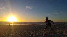 Lekker frisbeeën op het strand van Perth